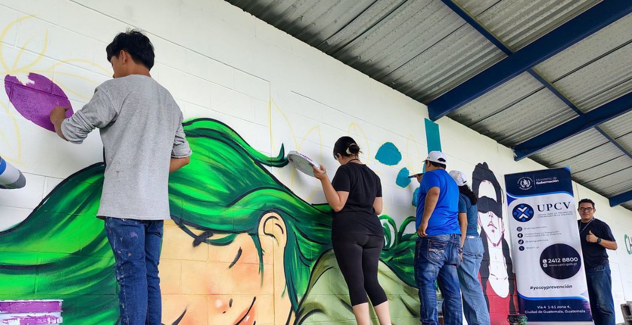 San Jacinto transforma espacios públicos con arte y mensajes de prevención de la violencia