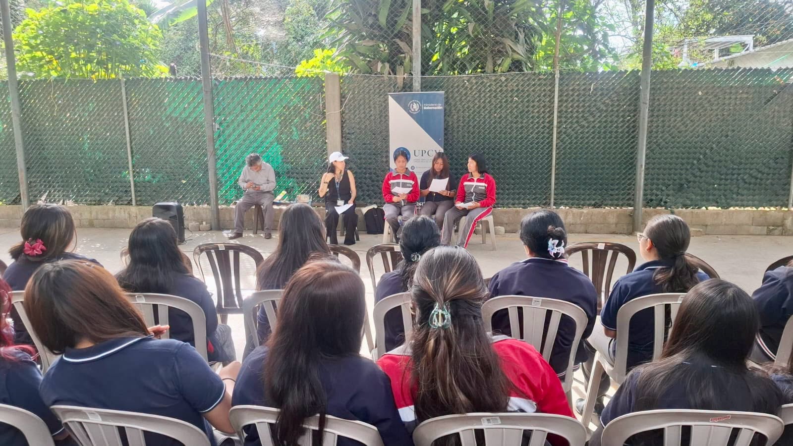 UPCV sensibiliza a estudiantes sobre la violencia digital y los riesgos en redes sociales